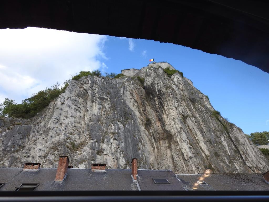 Les Voisins De Mr Sax Hotel Dinant Room photo